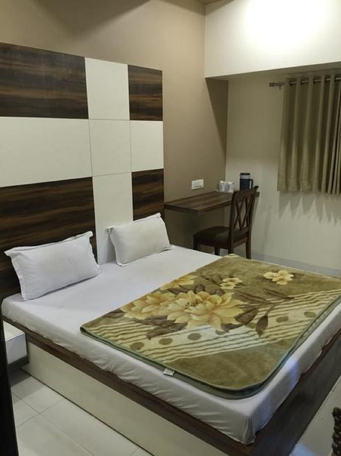 Hotel Crystal Вадодара Екстер'єр фото